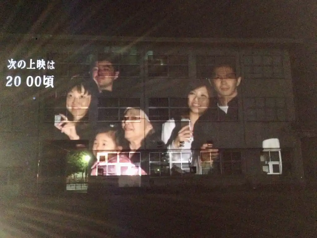 学校の壁に家族で映ったよ！画像